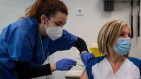 Una profesional sanitaria se vacuna en Barcelona, en el CAP Montnegre de Les Corts / EFE