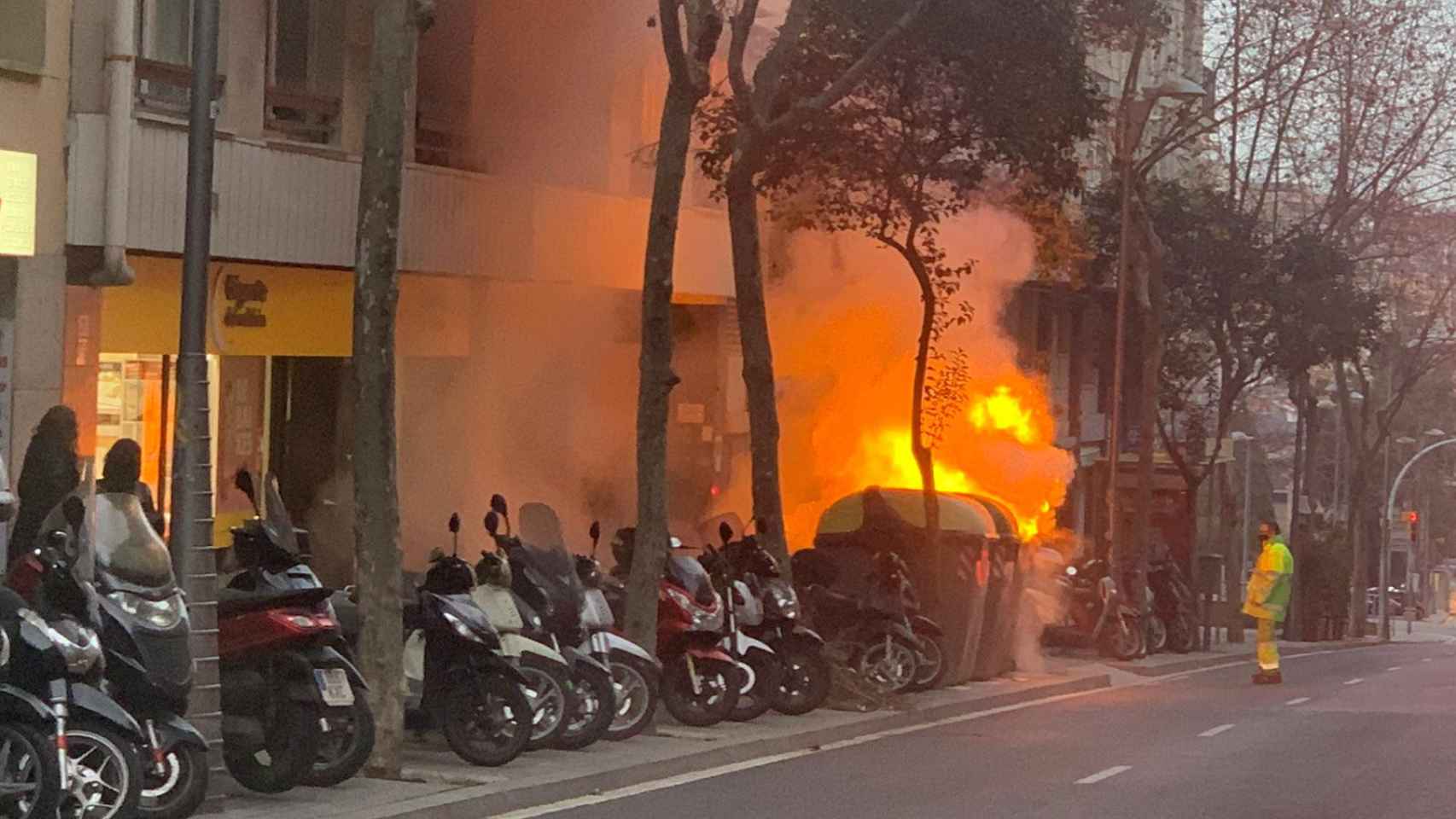 Contenedor en llamas en la avenida de la República Argentina del barrio de Vallcarca i els Penitents de Barcelona / METRÓPOLI ABIERTA