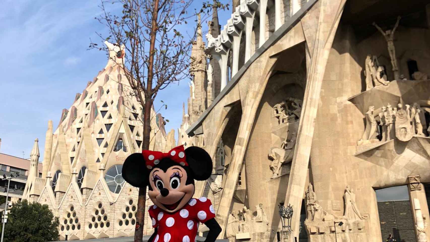 Jesús Fernández disfrazado de Minnie Mouse en las inmediaciones de la Sagrada Família / CEDIDA