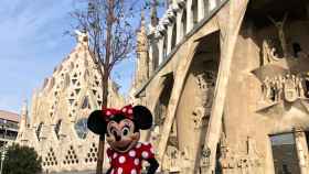 Jesús Fernández disfrazado de Minnie Mouse en las inmediaciones de la Sagrada Família / CEDIDA
