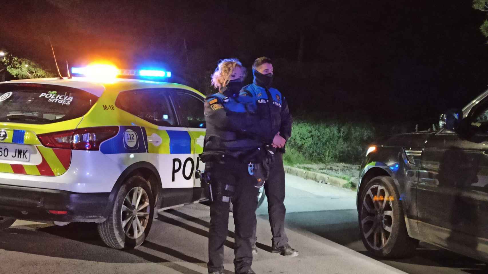 La policía local de Sitges, que en la tarde del jueves pilló a un menor de nueve años conduciendo / POLICÍA LOCAL DE SITGES