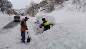 Carretera nevada con un agente de los Mossos d'Esquadra y un usuario / ARCHIVO