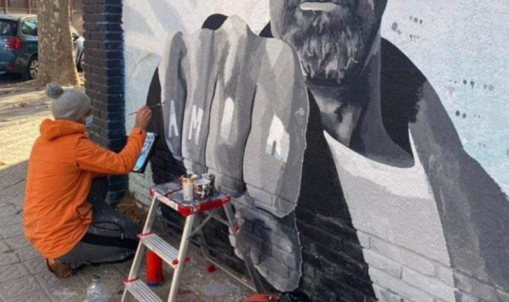 El artista JLG.Arte pintando el mural de Pau Donés / CEDIDA