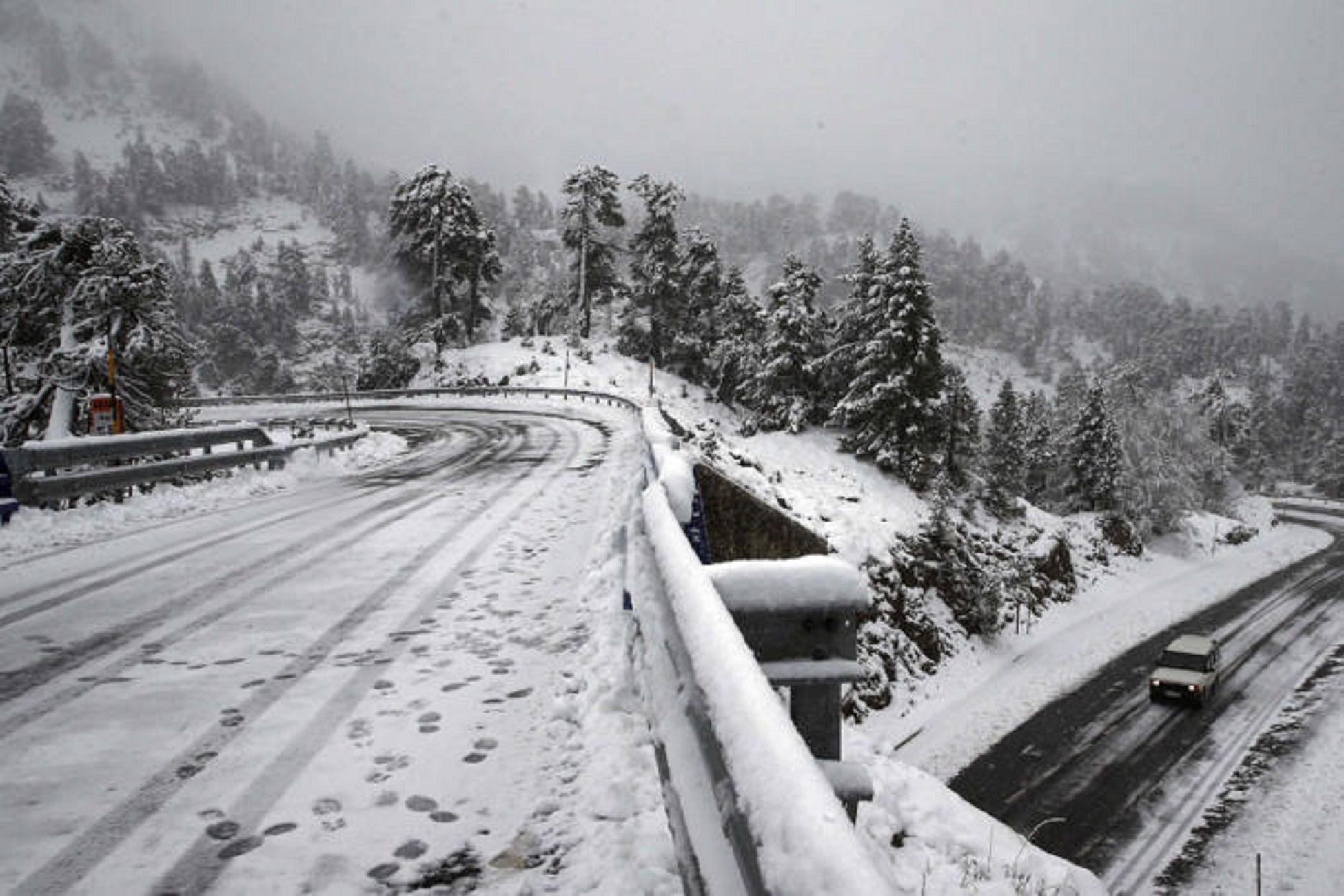 Nieve en dos carreteras catalanas en una imagen de archivo / EFE