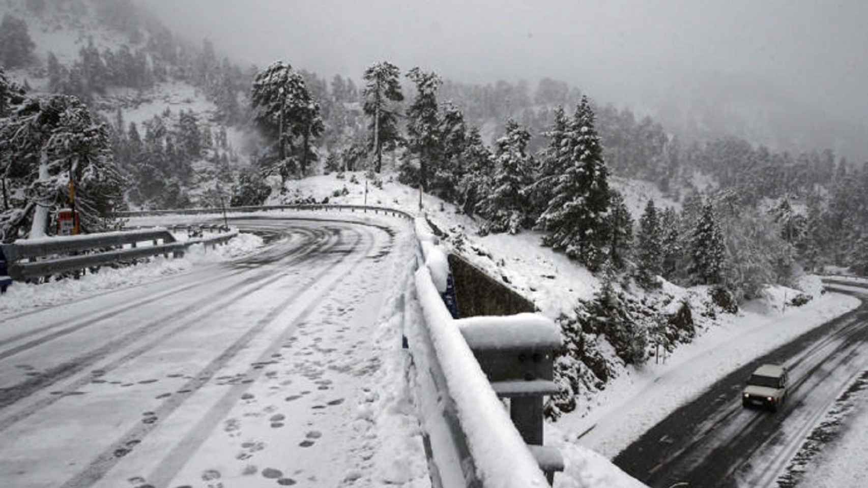 Nieve en dos carreteras catalanas en una imagen de archivo / EFE