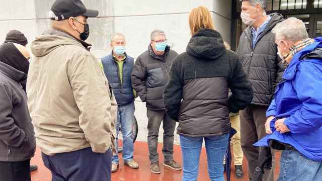 El alcalde de Badalona, Xavier Garcia Albiol, conversando con los vecinos por los cortes de luz / XAVIER GARCIA ALBIOL