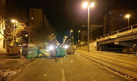 Barricadas en la avenida Marqués de Montroig de Badalona por los cortes de luz de Endesa / MA