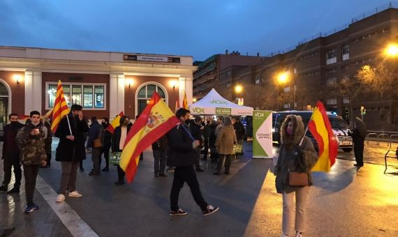 Simpatizantes de Vox en la parada de Fabra i Puig
