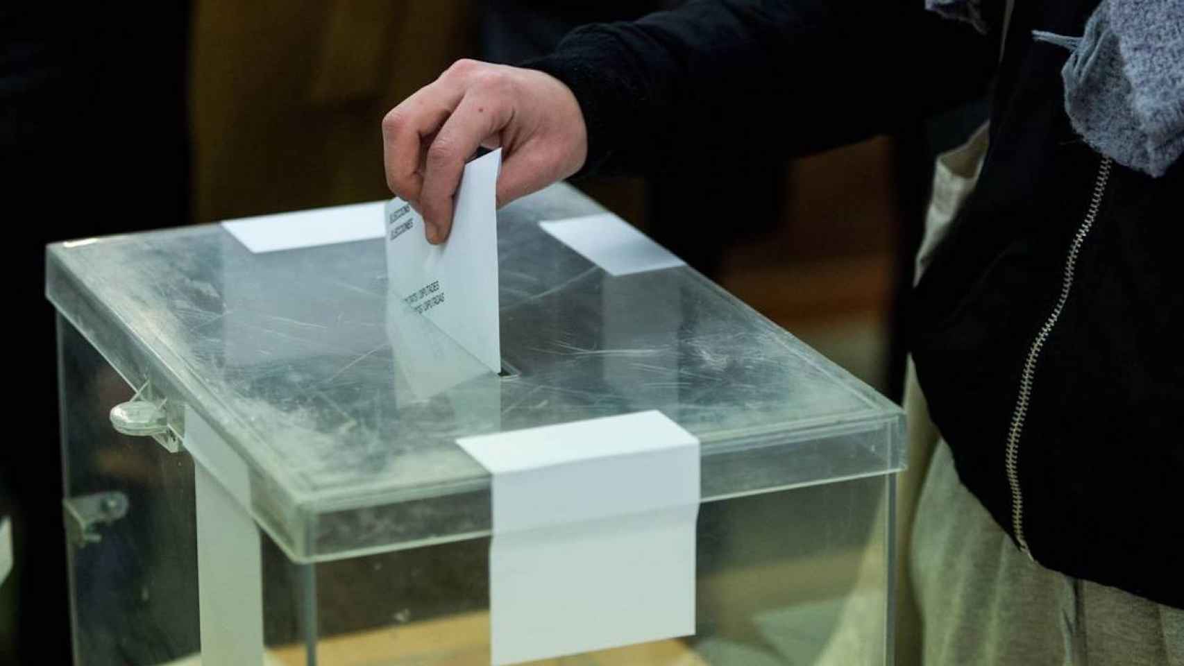 Una mujer diposita su voto en las últimas elecciones al Parlament / EFE