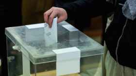 Una mujer diposita su voto en las últimas elecciones al Parlament / EFE