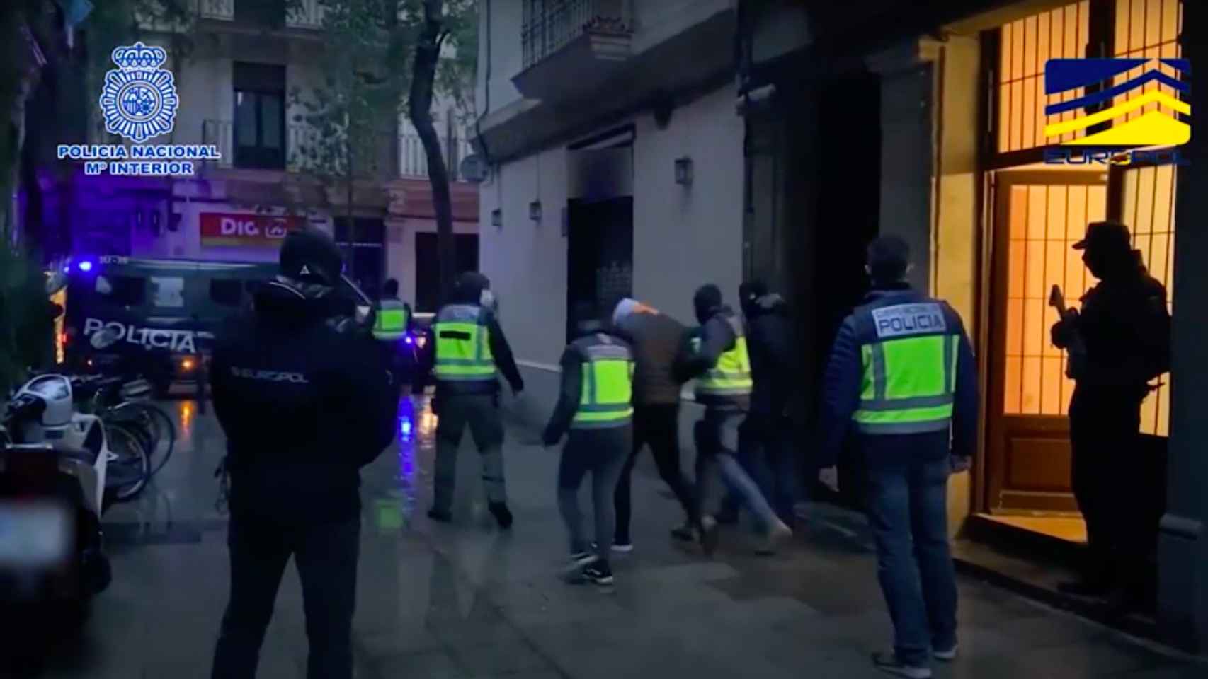 Captura de pantalla del vídeo de la detención de uno de los tres yihadistas en Barcelona / POLICÍA NACIONAL