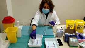 Una enfermera del Clínic prepara vacunas del coronavirus / EFE - TONI ALBIR