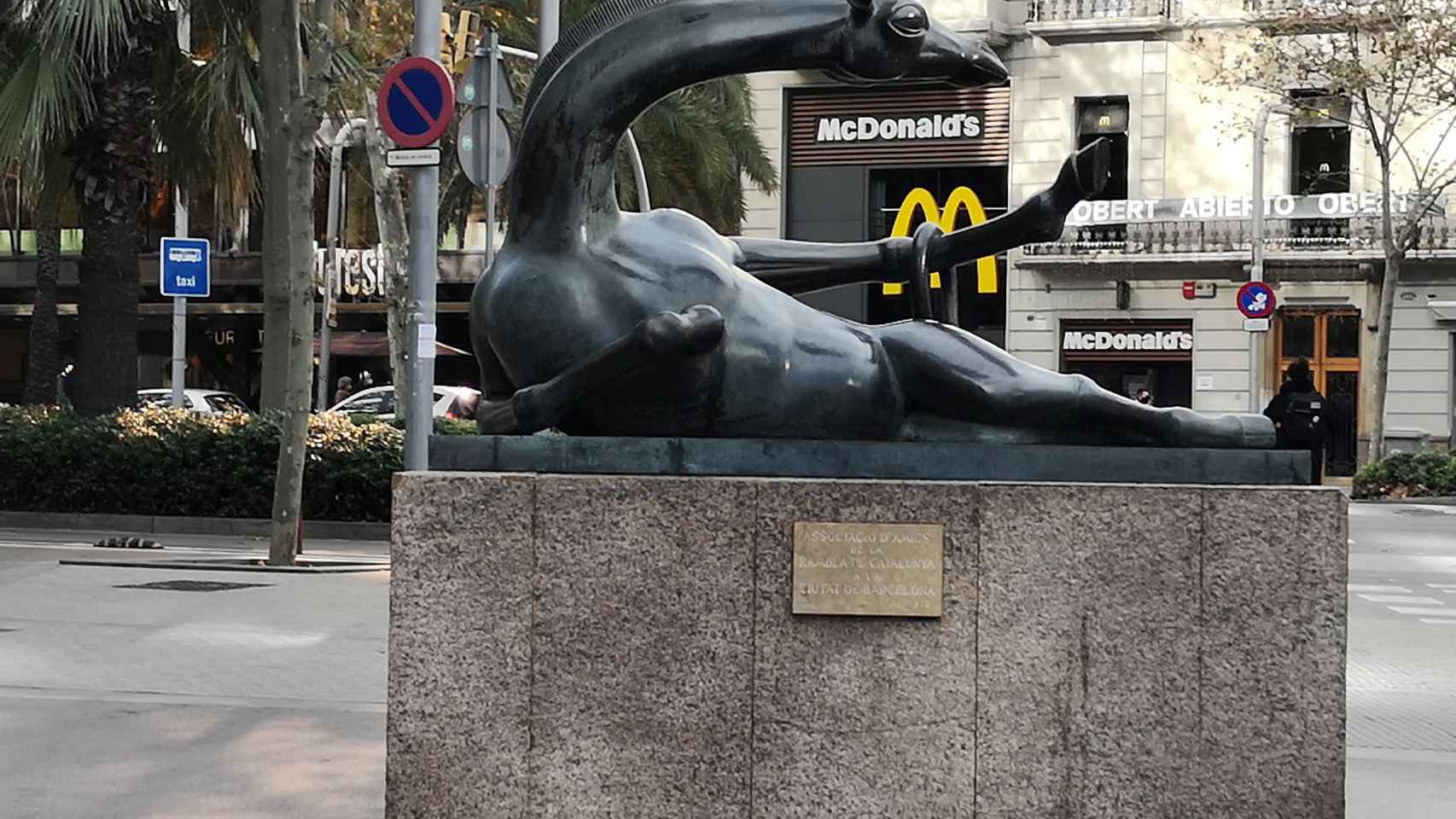 Estatua de la Jirafa Coqueta en la parte alta de Rambla de Catalunya / INMA SANTOS