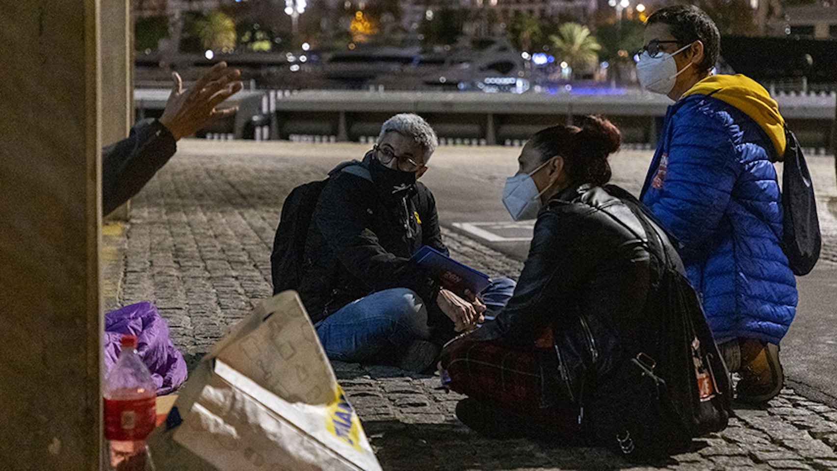 Voluntarios de Arrels atienden a una persona sintecho en Barcelona / ARRELS