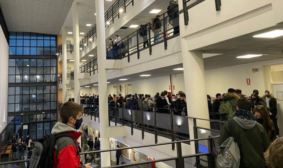 Aglomeración de estudiantes en los pasillos tras un examen