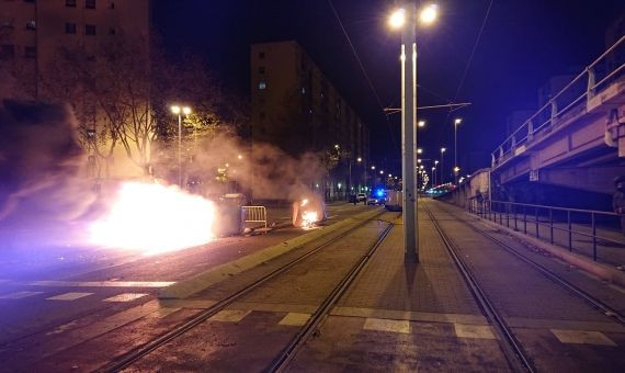 Barricada de fuego en Sant Roc para protestar contra los cortes de luz / CEDIDA