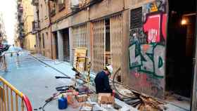 Un operario trabaja en las reparaciones de los cortes de luz en la Barceloneta / CG