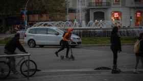 Un hombre en bici y un joven en patinete en Barcelona / EUROPA PRESS - David Zorrakino