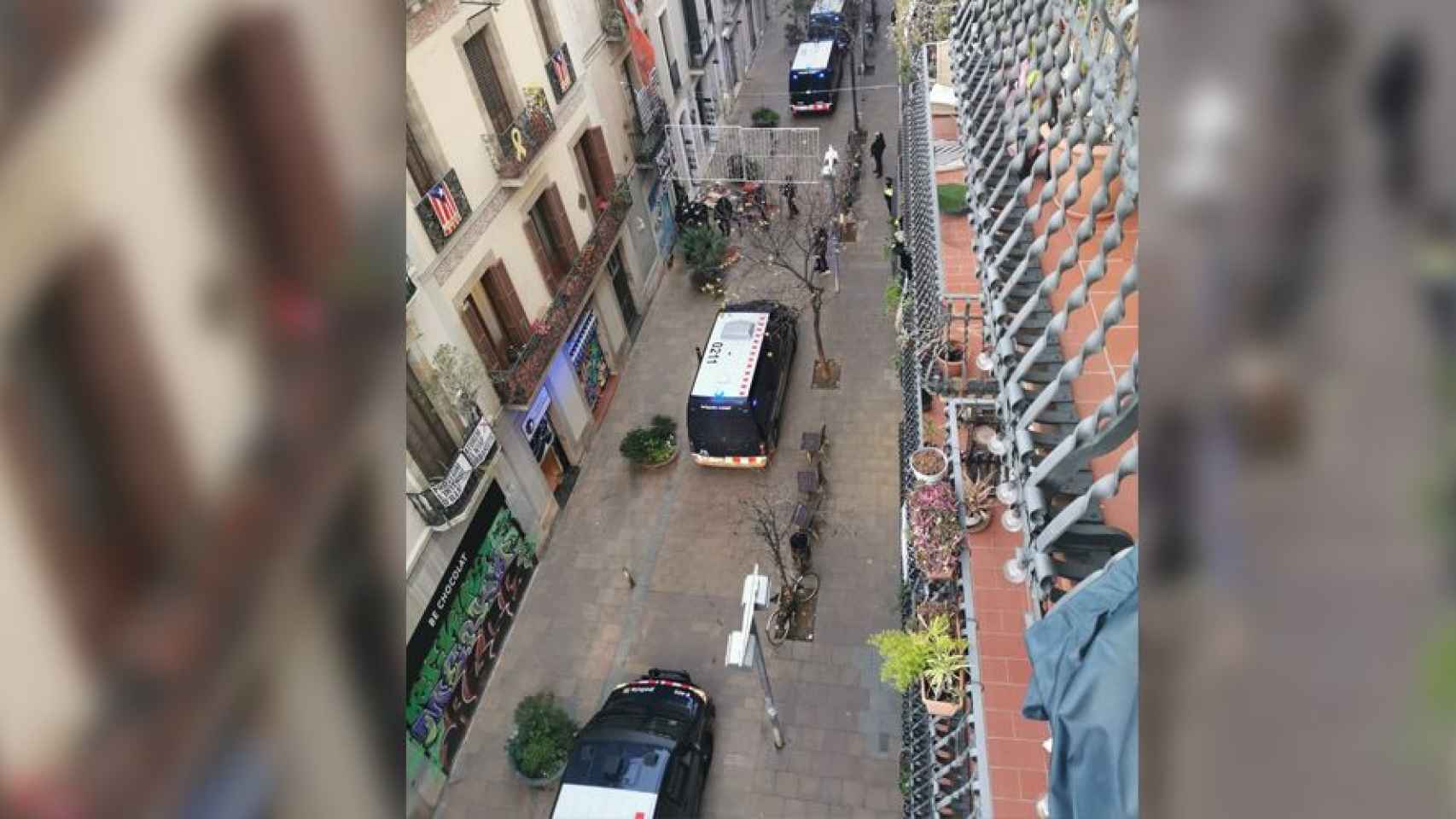 Dispositivo policial para el desalojo del edificio okupado de Ca l'Espina de Gràcia / TWITTER