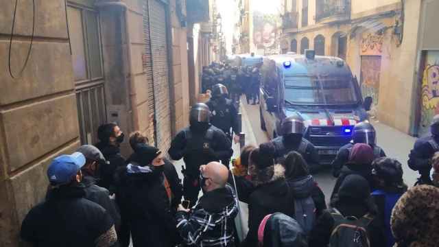 Desahucio a porrazos en Ciutat Vella / SINDICAT HABITATGE RAVAL