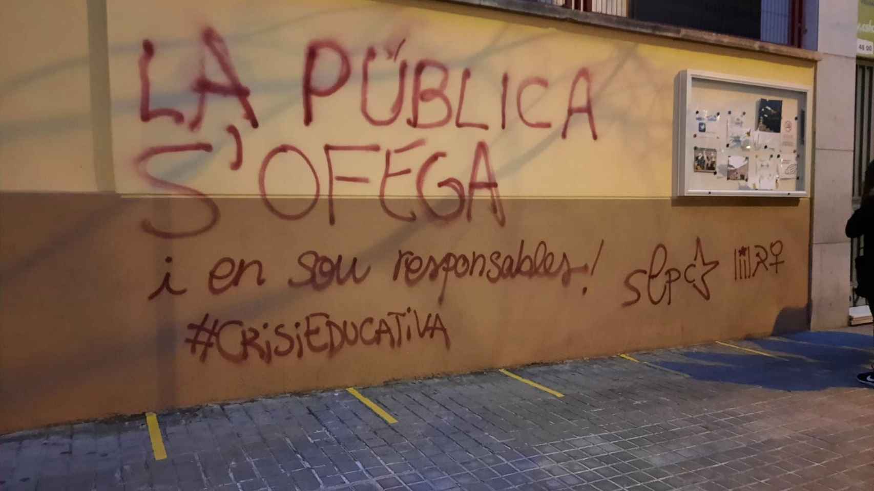 Pintada en la fachada de la escuela Sagrada Família Safa-Urgell / REDES SOCIALES