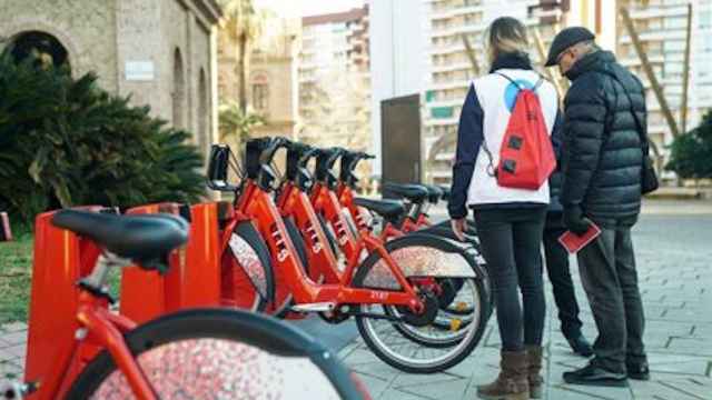 Usuarios junto a una estación del Bicing / AYUNTAMIENTO DE BARCELONA