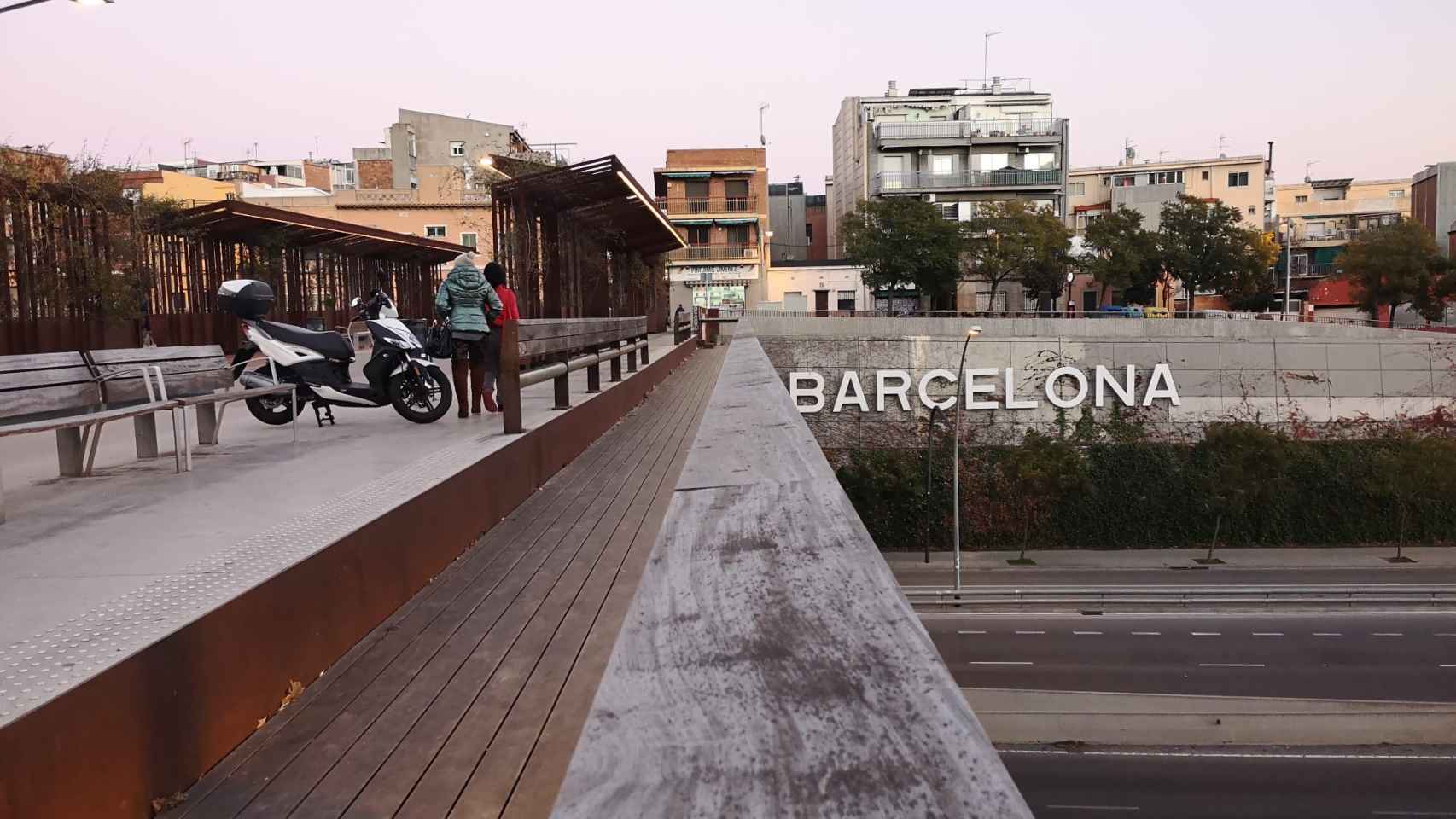 El puente de Sarajevo une desde hace años los dos barrios de Barcelona / GUILLEM ANDRÉS