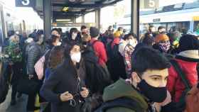 Aglomeración de pasajeros en la estación de Rodalies de Mataró, y que se han repetido en trayectos como en Barcelona-Blanes / EG