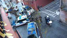 Agentes de los Mossos d'Esquadra y la Guardia Urbana, tras el asalto en la Barceloneta / HELPERS