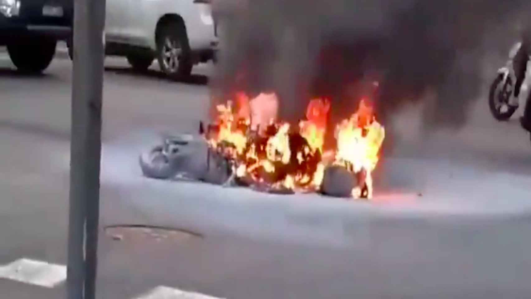 Incendio de una moto en la Via Augusta / REDES SOCIALES