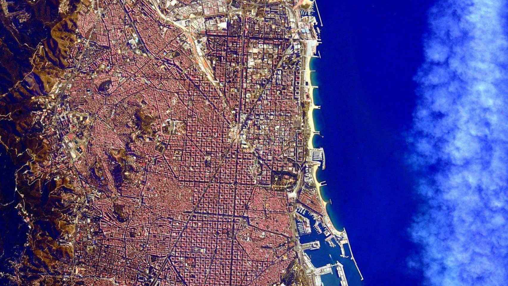 La vista de Barcelona desde el espacio realizada por la NASA / TWITTER - @JoaquimCampa