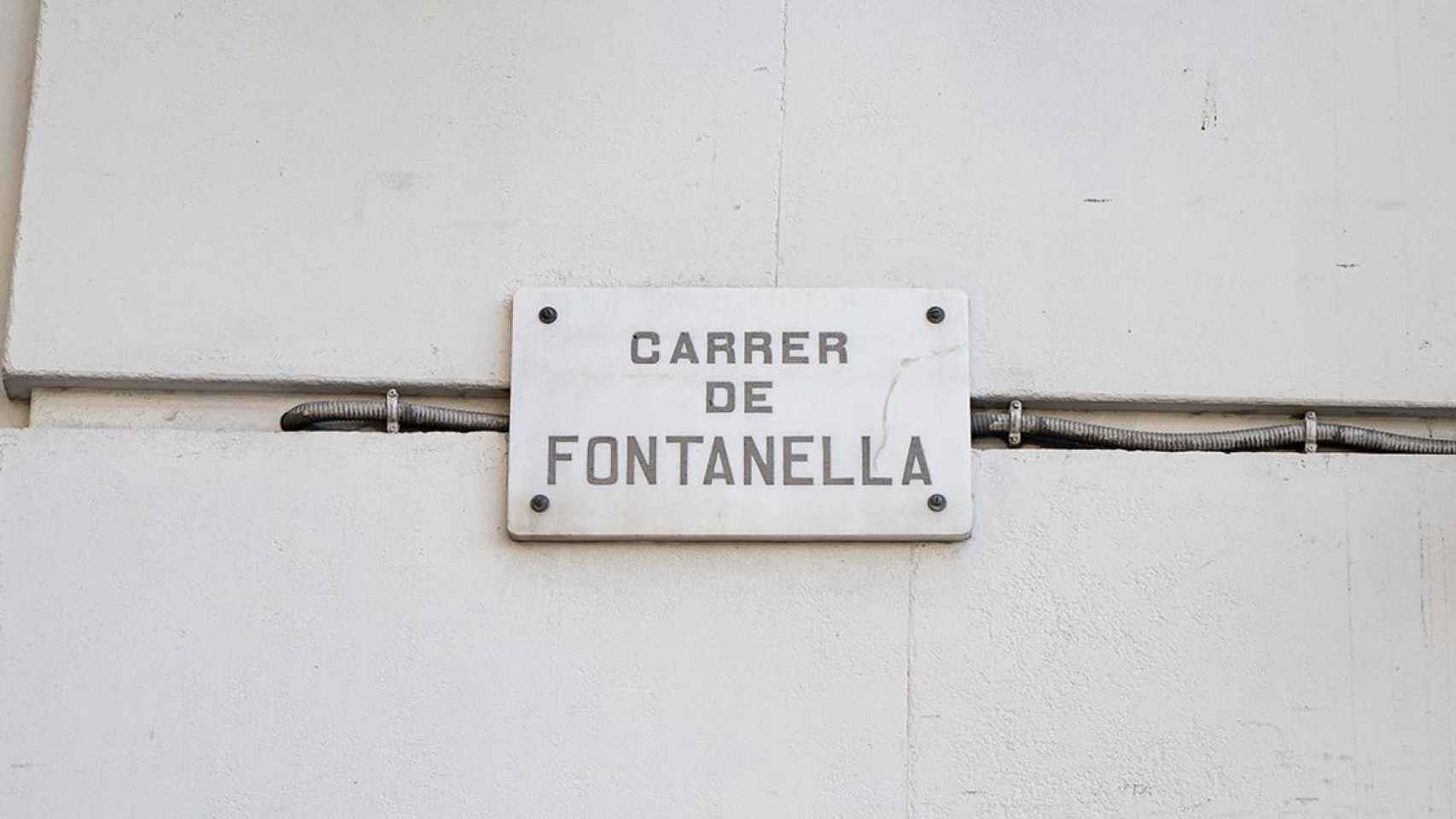 Detalle de la placa de la calle de Fontanella / PABLO MIRANZO