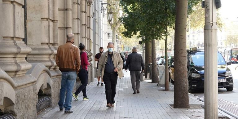 Gente caminando por la calle de Fontanella / PABLO MIRANZO