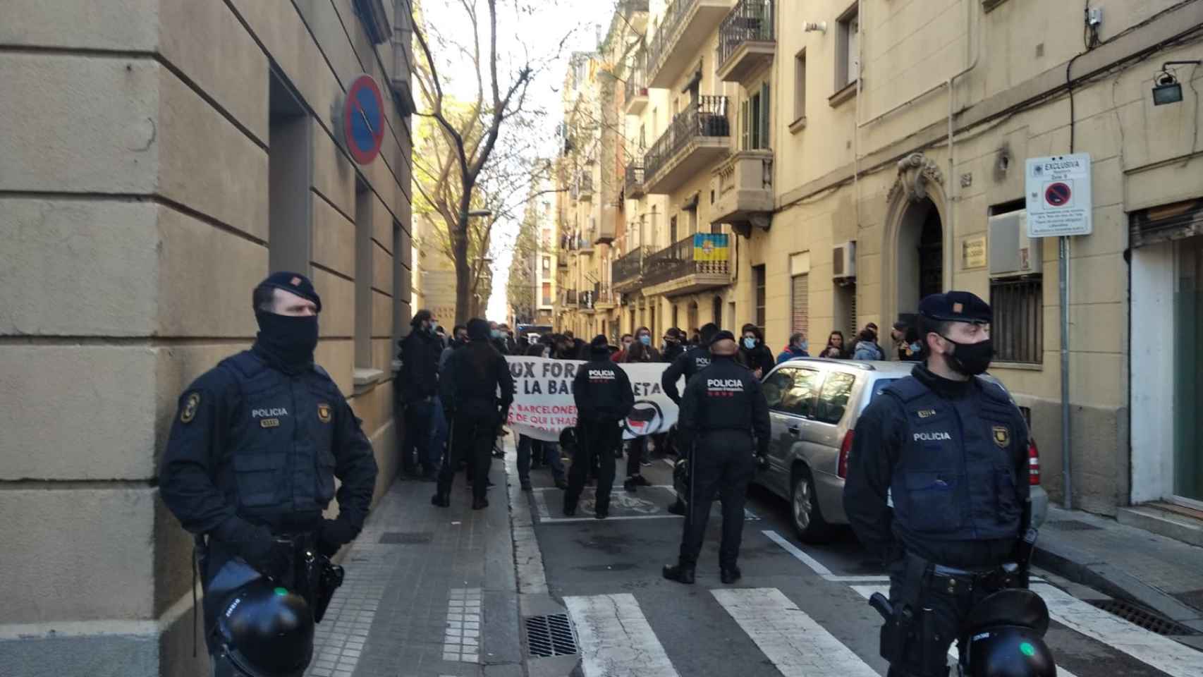 Dispositivo policial ante una protesta contra Vox en la Barceloneta