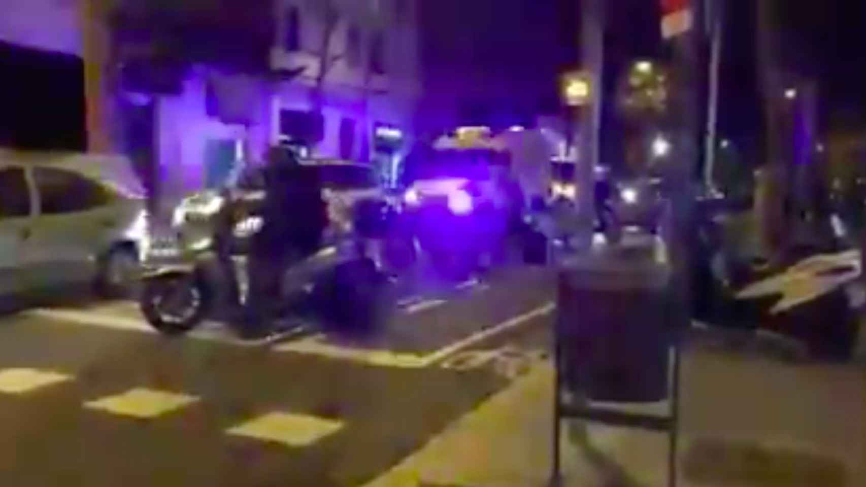 Captura de pantalla del vídeo de la ambulancia que se queda atascada en Barcelona  / TWITTER