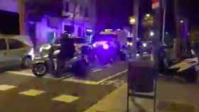 Captura de pantalla del vídeo de la ambulancia que se queda atascada en Barcelona  / TWITTER