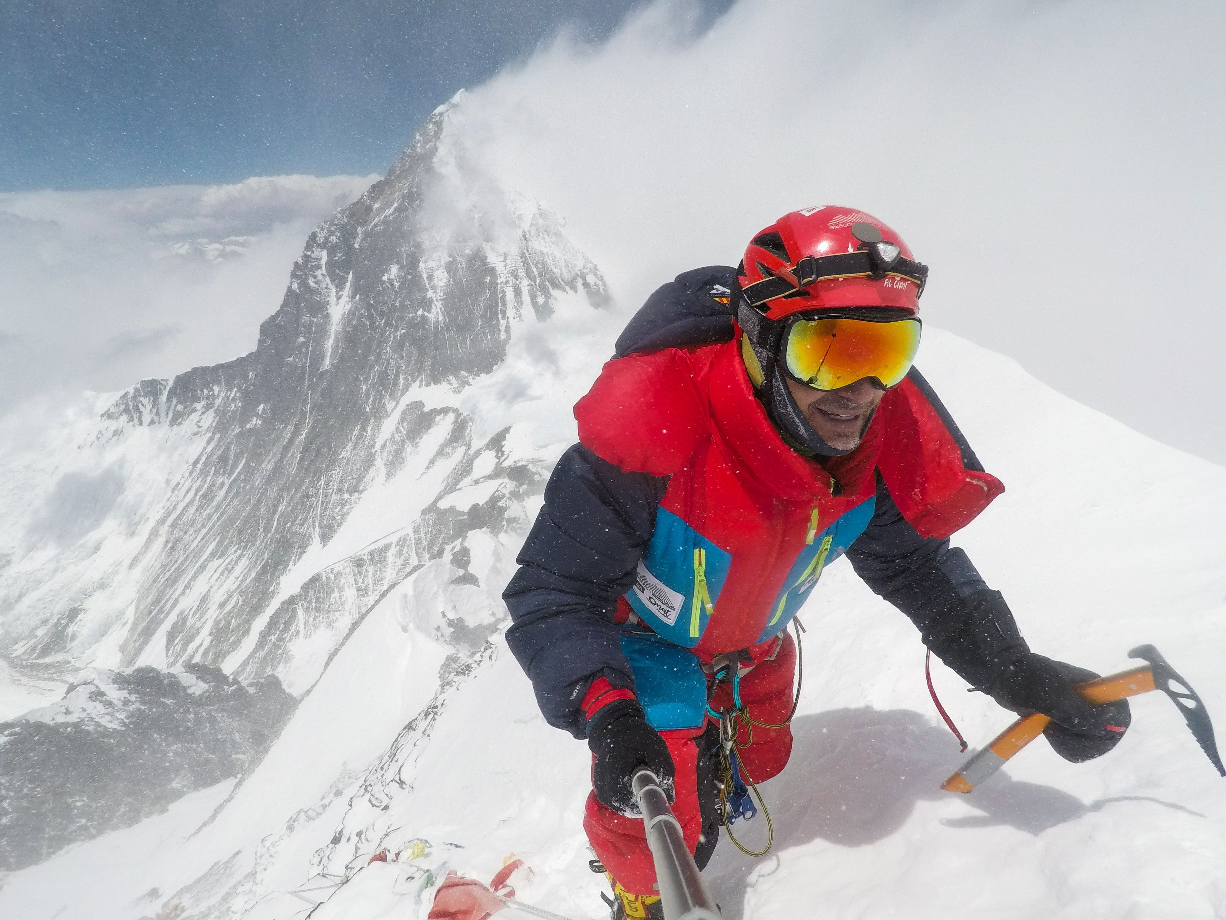 Sergi Mingote realizando la subida de una montaña antes de su muerte / ARCHIVO