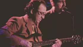 Andreu Buenafuente y su guitarrista Joan Eloi Vila en la emisión de un programa / TWITTER