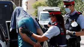 Un ladrón detenido por los Mossos d'Esquadra en una operación policial anterior / EFE