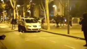 Captura de pantalla del vídeo del ataque masivo a una patrulla de los Mossos d'Esquadra en Pallejà / MA