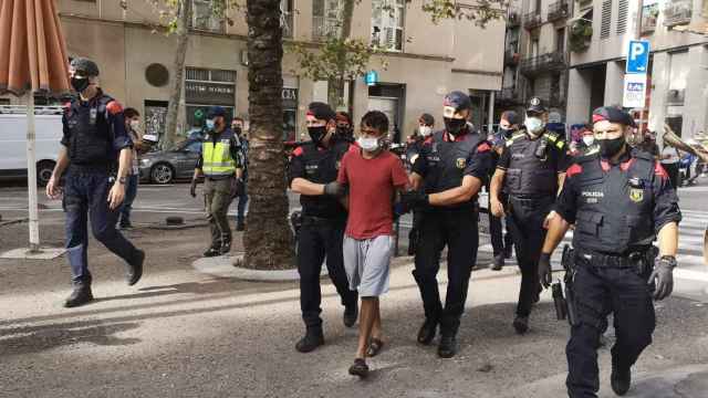 Los Mossos d'Esquadra detienen a un hombre durante la operación Coliseo / G.A