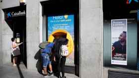 Dos usuarios sacan dinero en unos cajeros de Barcelona / EFE