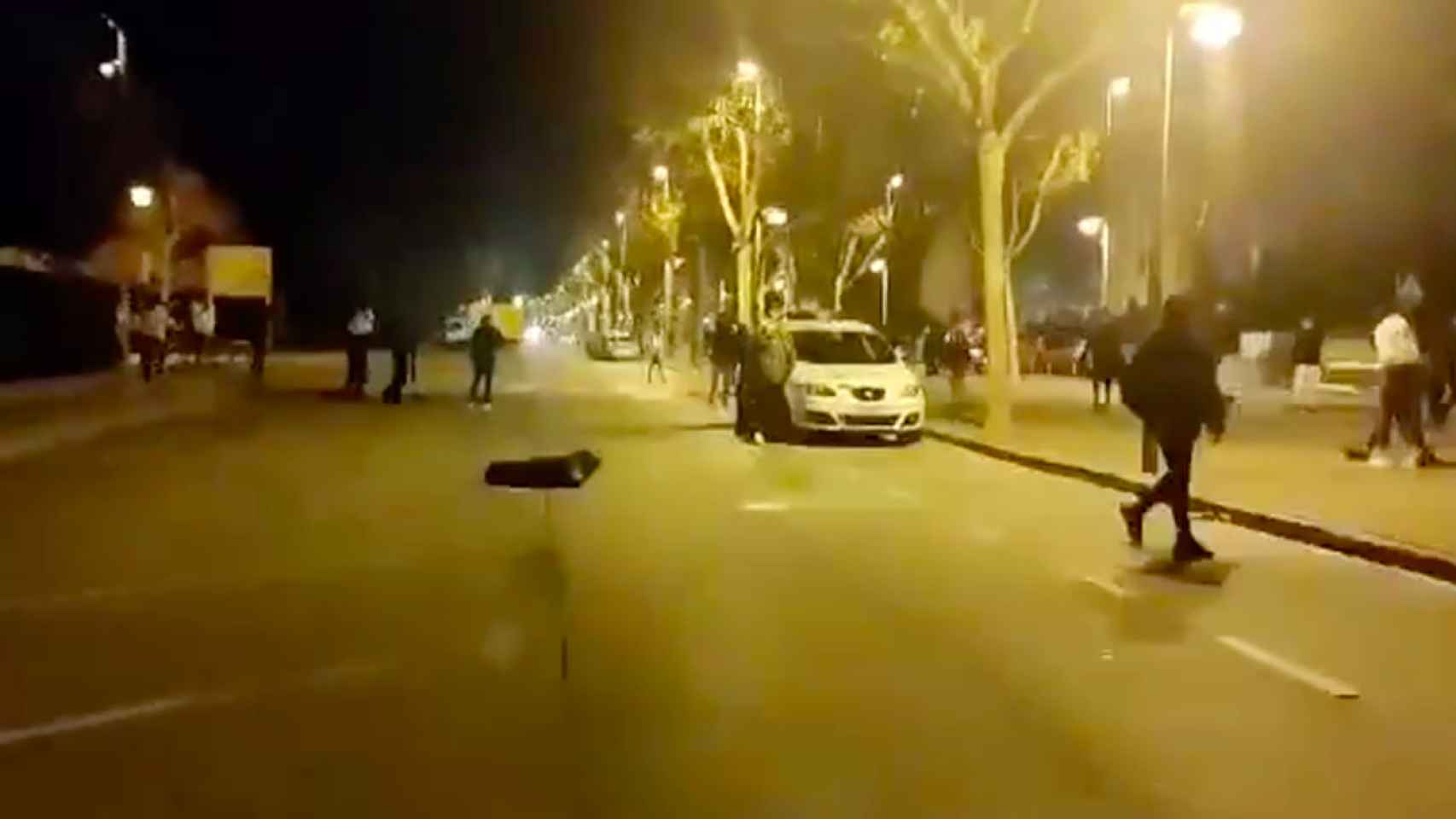 Captura de pantalla del vídeo de los altercados contra la policía en Pallejà / METRÓPOLI ABIERTA