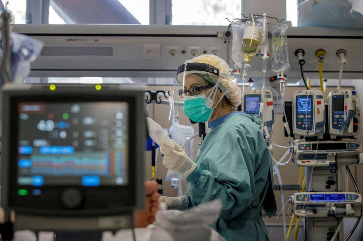 Una trabajadora sanitaria del Hospital Vall d'Hebron durante la pandemia de coronavirus / EFE
