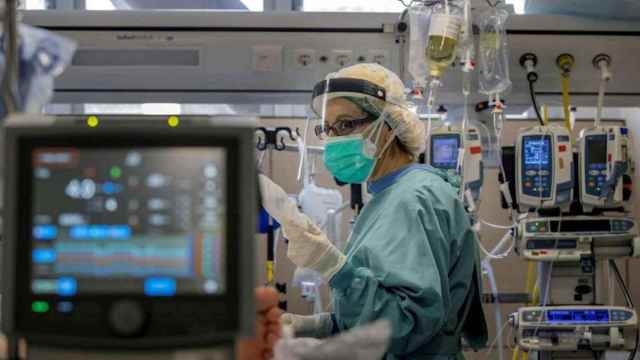 Una trabajadora sanitaria del Hospital Vall d'Hebron durante la pandemia de coronavirus / EFE