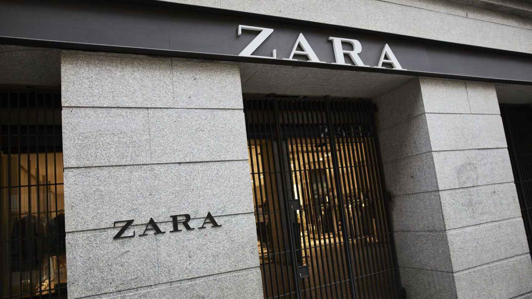 Exterior de un comercio cerrado de Zara / EFE