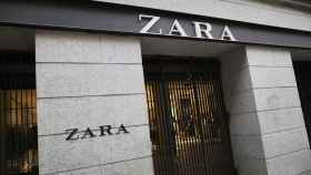 Exterior de un comercio cerrado de Zara / EFE