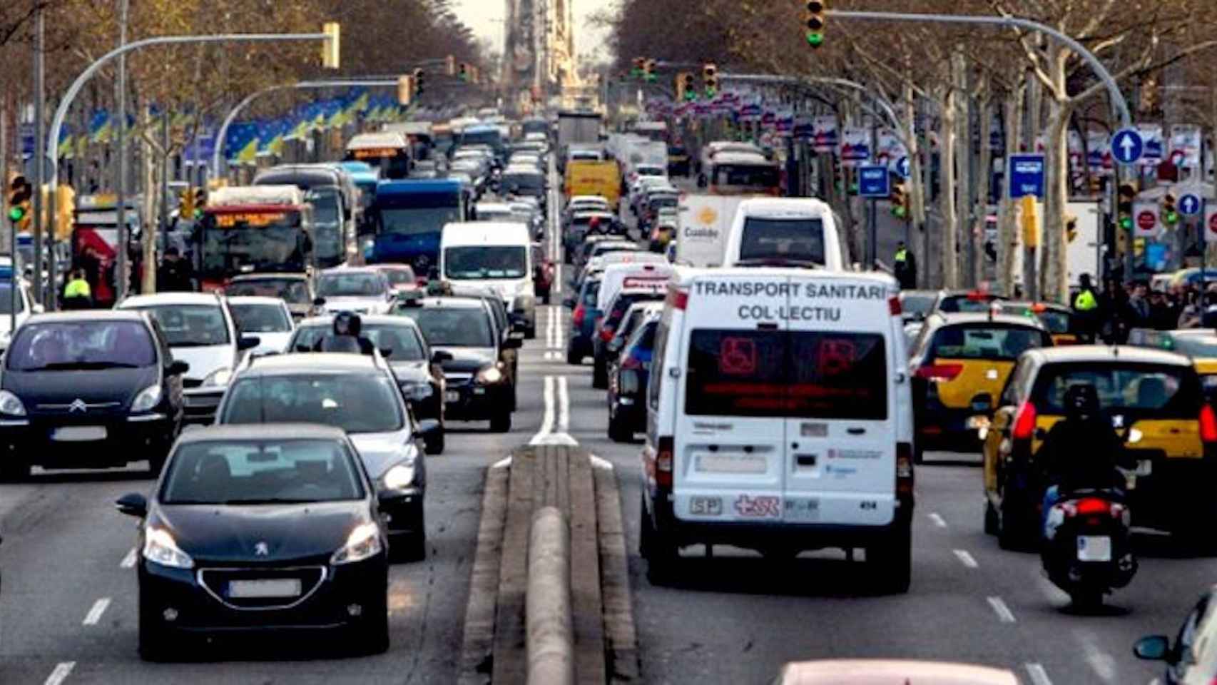 Coches en Barcelona; las matriculaciones de vehículos han caído en 2020 / ARCHIVO - EFE