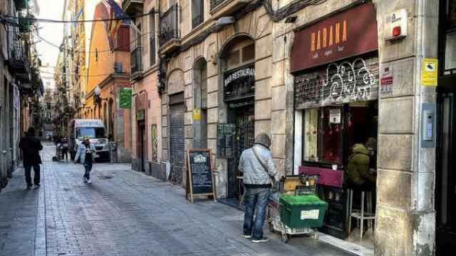 Una calle del Raval, donde la mafia pakistaní también traficaba con contratos falsos, en una imagen de archivo / @ravalistan