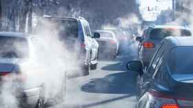 Una decena de coches contaminantes en una vía urbana / iStock